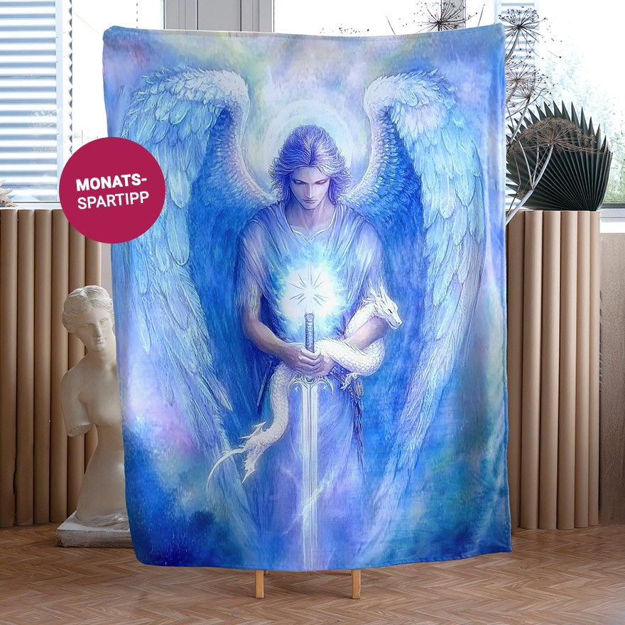 Weiche Kuscheldecke mit eindrucksvollem Motiv des Erzengels Michael in leuchtenden Blautönen, der ein strahlendes Schwert hält und von einem Drachen umschlungen wird. Ein Hinweis „MONATS-SPARTIPP“ ergänzt das Bild.