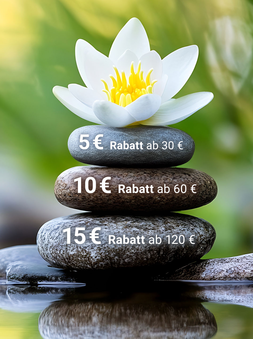 Ein Stapel aus glatten Steinen steht in einem ruhigen Gewässer, gekrönt von einer Lotusblume. Auf den Steinen sind gestaffelte Rabattangebote zu sehen: '5 € Rabatt ab 30 €', '10 € Rabatt ab 60 €' und '15 € Rabatt ab 120 €'.