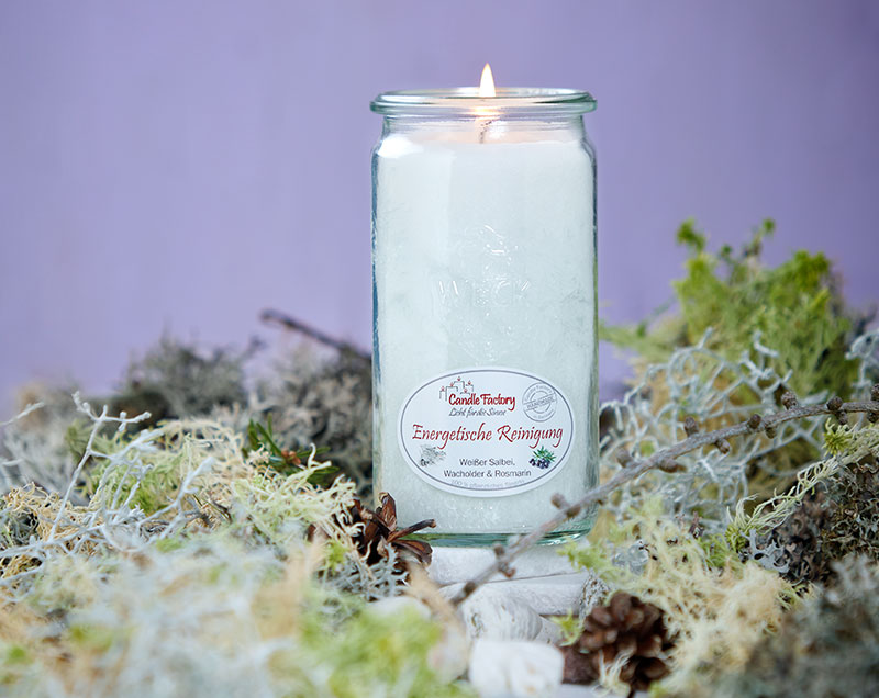 Brennende Kerze im Glas