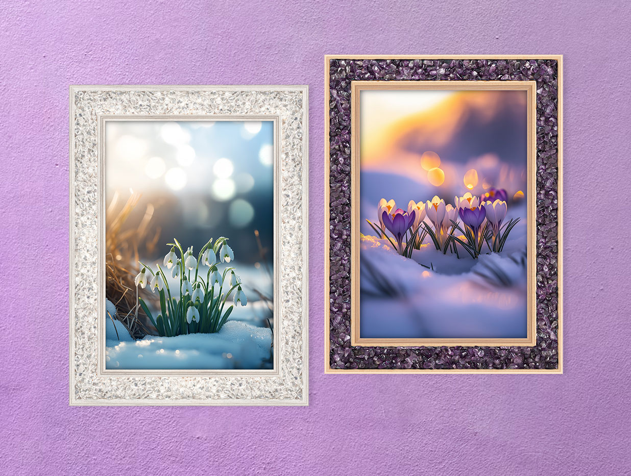 Zwei Energiebilder mit Edelstein-Rahmen und Frühlingsmotiven (Schneeglöckchen und Krokussen) hängen an einer lilafarbenen Wohnzimmerwand.