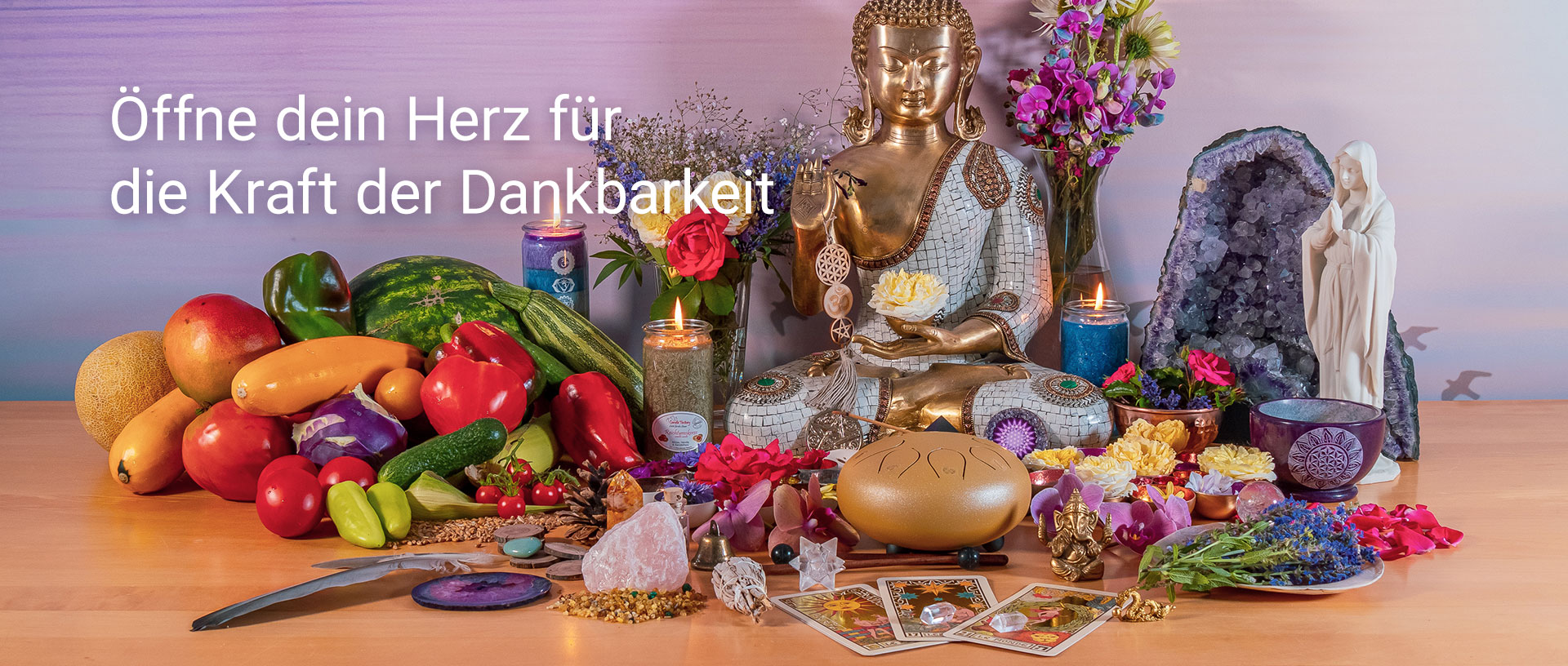 Bunter Altar zu Mabon mit Obst, Gemüse, Kerzen, Edelsteinen, Räucherwerk, Blumen, Federn und mehr