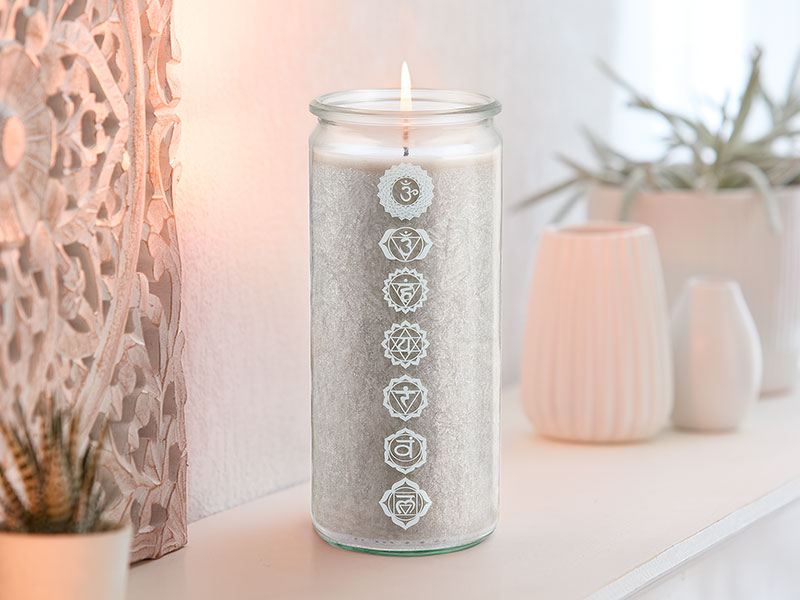 Große, silberfarbene Duftkerze im Glas mit stilvoll aufgedruckten sieben Chakrasymbolen. Die klare Gestaltung vermittelt eine ruhige, klärende Atmosphäre – ideal für energetische Reinigung und Meditation.
