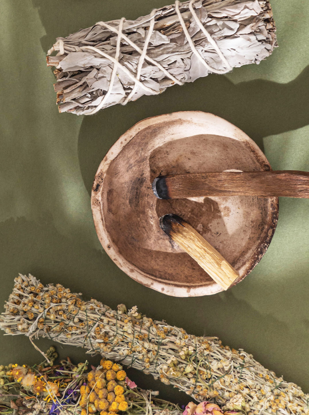 Arrangement aus Räucherwerk mit Salbei-Bündel, Palo Santo Hölzern und Kräuterbündeln. Darüber ein Hinweis „-20%“.