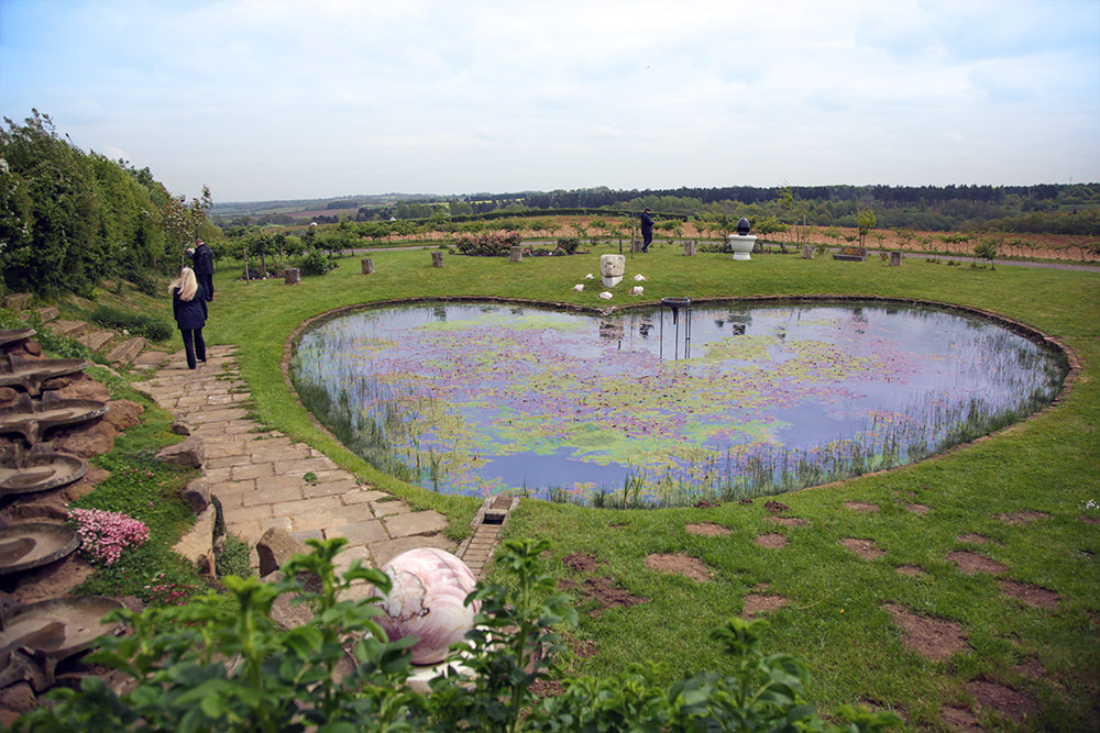 Ein herzförmiger Gartenteich