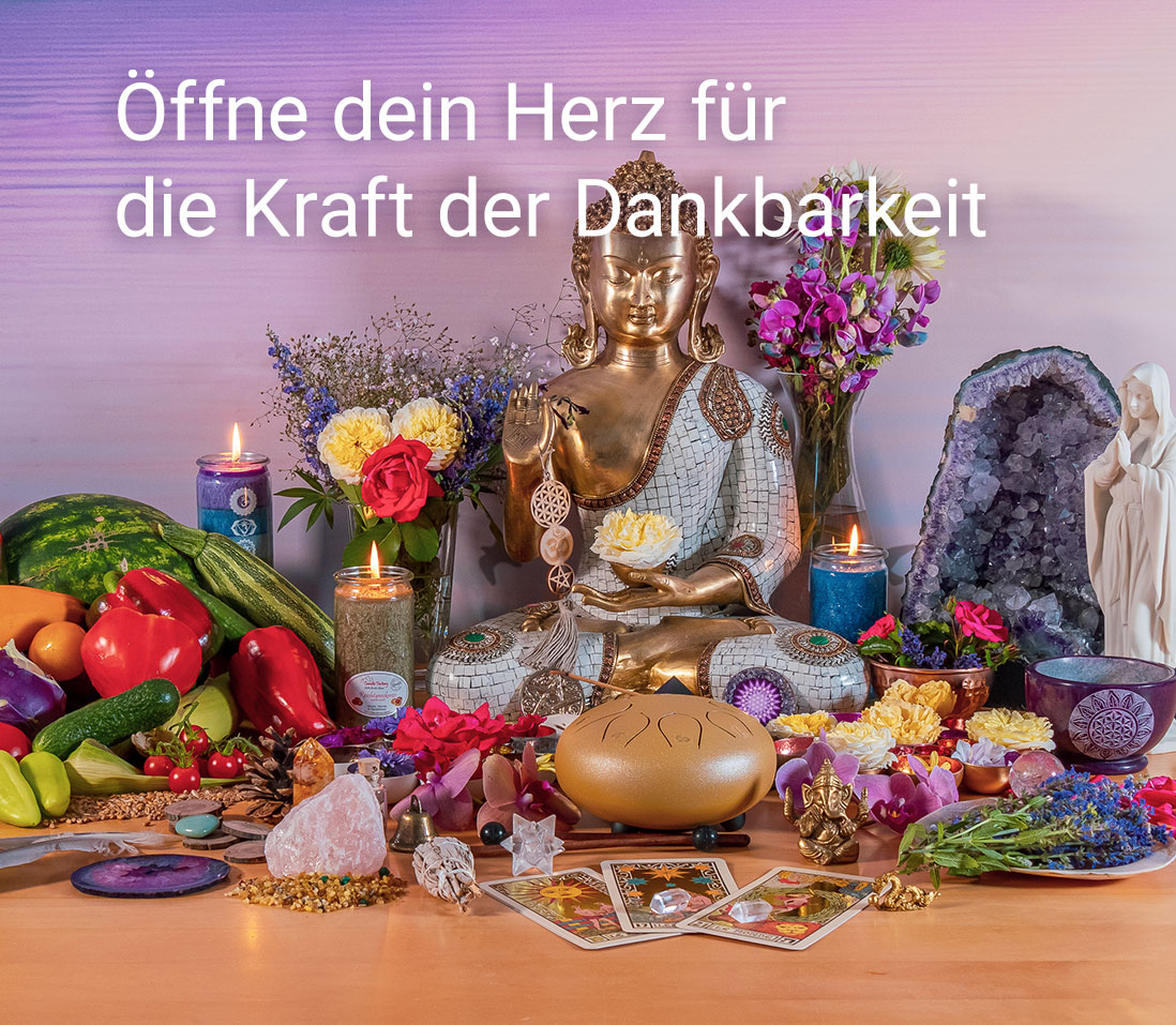 Bunter Altar zu Mabon mit Obst, Gemüse, Kerzen, Edelsteinen, Räucherwerk, Blumen, Federn und mehr