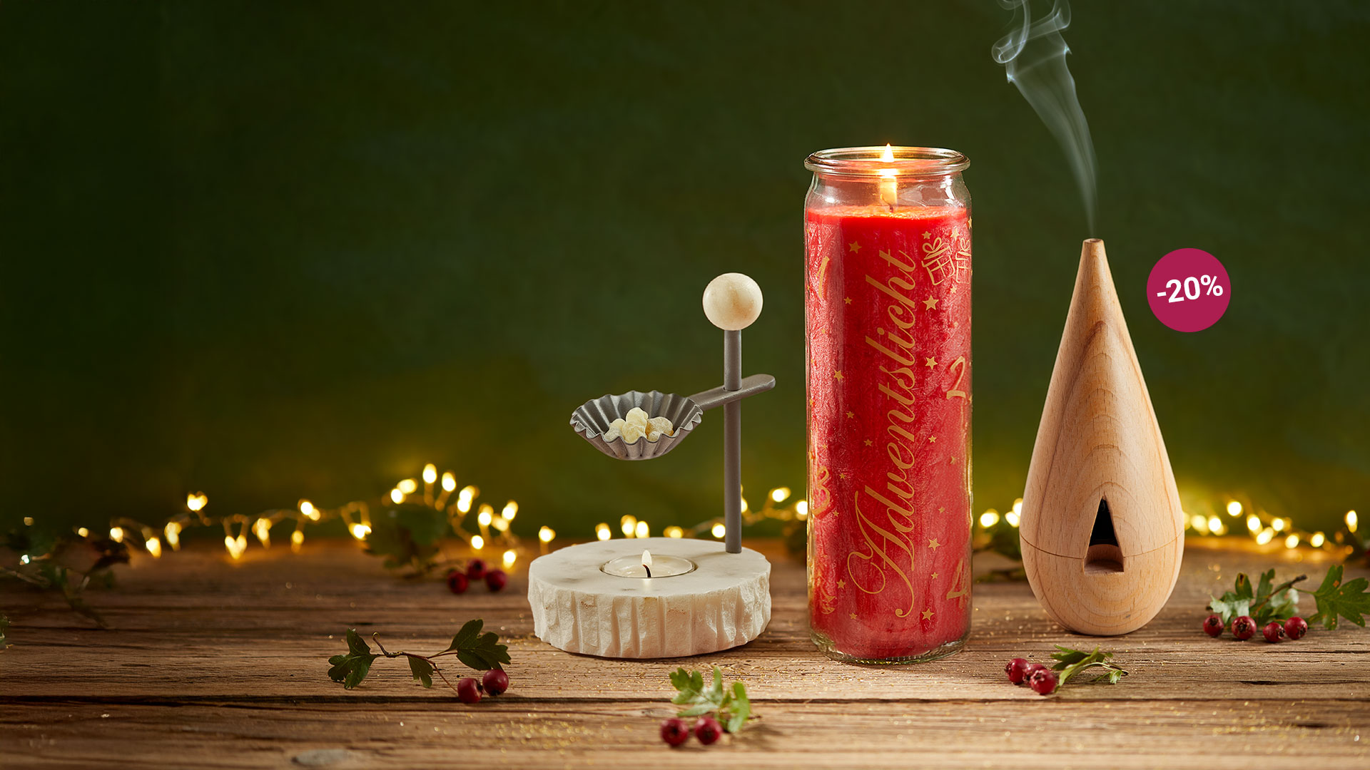 Eine leuchtend rote Kerze brennt hell, daneben ein Weihrauchstövchen und ein Räucherkegelhalter, aus dem feiner Rauch aufsteigt. Goldene Lichterketten verleihen der Szene eine festliche, warme Ausstrahlung.