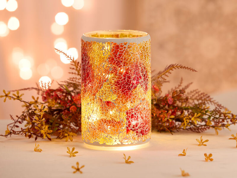 Stimmungsvolles LED-Windlicht in zylindrischer Form, gestaltet mit gold-roten Mosaiksplittern, die in warmem Licht leuchten.