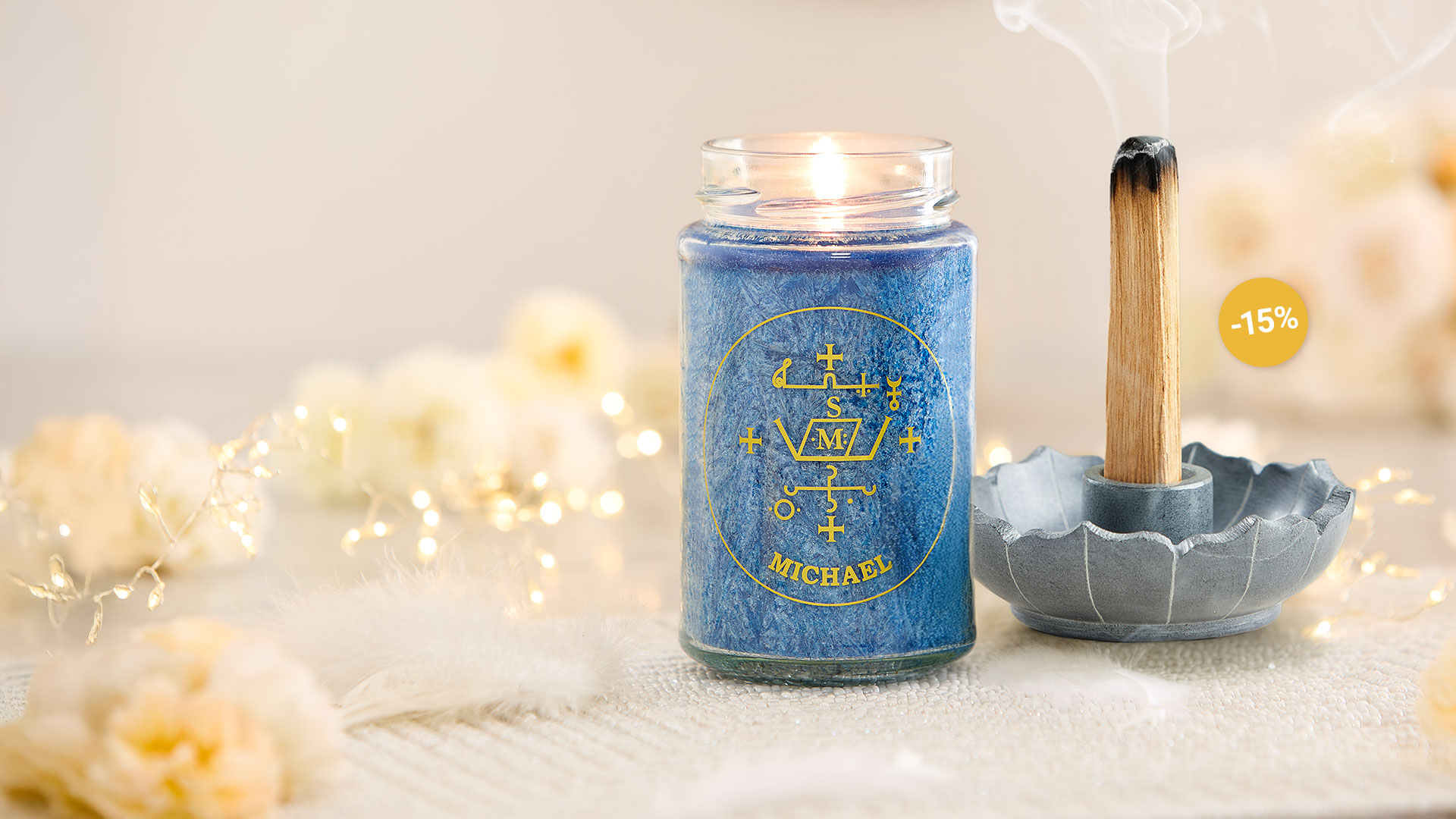 Stimmungsvolles Arrangement mit einer brennenden blauen Duftkerze im Glas, neben einem Räuchergefäß in Form einer Lotusblüte. Ein gelber Rabattpunkt zeigt „-15 %“ an.