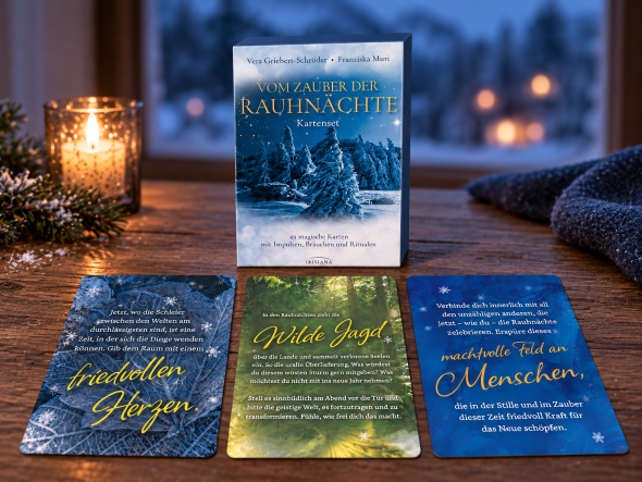 Vier spirituelle Kartensets beziehungsweise Bücher sind auf einem Holztisch arrangiert, dahinter steht ein weiteres Buch mit nächtlichem Waldmotiv.