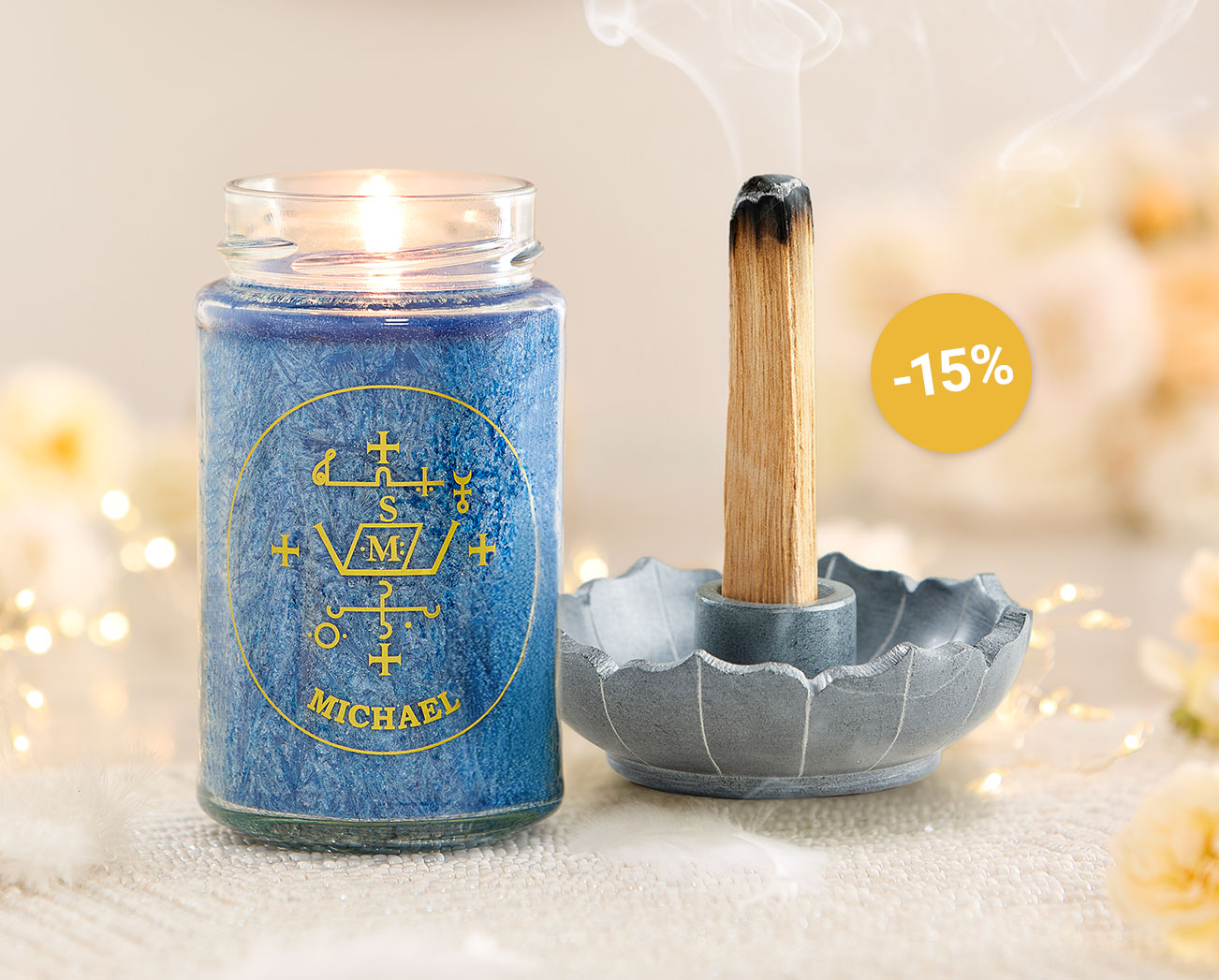 Stimmungsvolles Arrangement mit einer brennenden blauen Duftkerze im Glas, neben einem Räuchergefäß in Form einer Lotusblüte. Ein gelber Rabattpunkt zeigt „-15 %“ an.