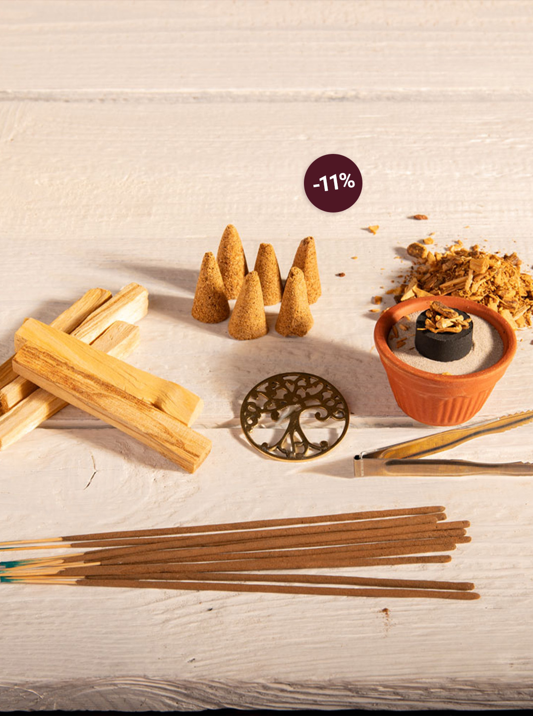 Palo-Santo-Holz, Räucherkegel und Räucherstäbchen liegen neben einer Räucherschale und getrockneten Kräutern auf hellem Holz, dazu ein Hinweis auf 11 % Rabatt.