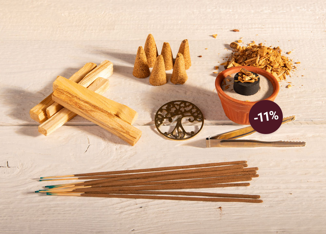 Palo-Santo-Holz, Räucherkegel und Räucherstäbchen liegen neben einer Räucherschale und getrockneten Kräutern auf hellem Holz, dazu ein Hinweis auf 11 % Rabatt.