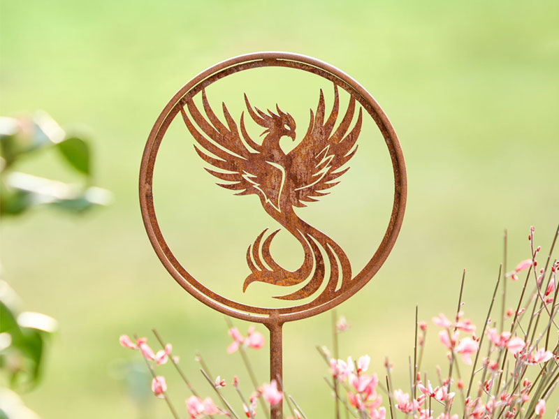 Edelrost-Gartenstecker in Form eines Phönix in einem Kreis.